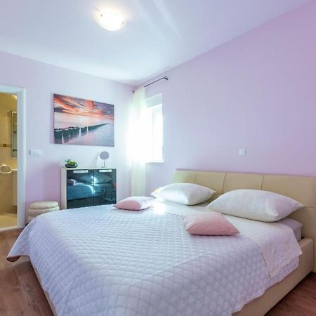 One-Bedroom Apartment In Vinišće エクステリア 写真