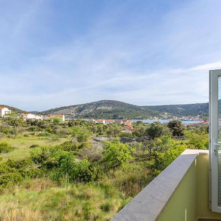 One-Bedroom Apartment In Vinišće エクステリア 写真