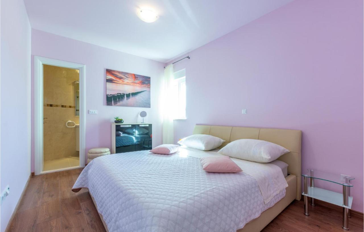 One-Bedroom Apartment In Vinišće エクステリア 写真